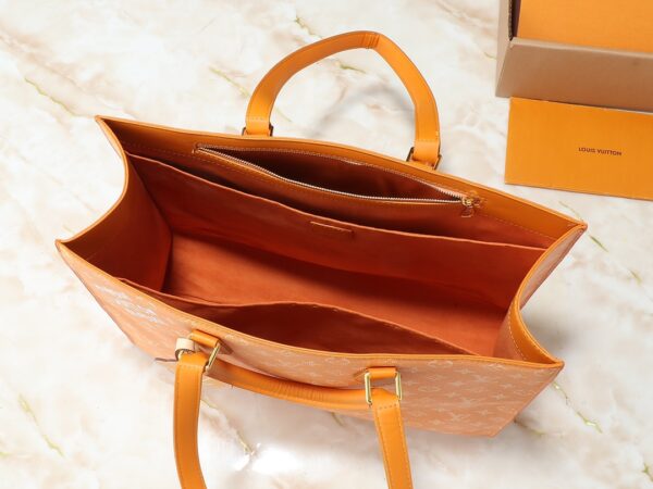 💰升级原版 M12683 本款 Sac Plat 24H 手袋选用明丽 Monogram Heritage 帆布，将原版 Damier 帆布的 Marque L.Vuitton Déposée 标识移植至此。LV 字母压纹加衬包饰呈现犬掌造型，长短手柄实现肩背和手提选择。尺寸:41.0 x 33.0 x 14.0 厘米 (长 x 高 x 宽)