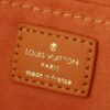 💰升级原版 M12683 本款 Sac Plat 24H 手袋选用明丽 Monogram Heritage 帆布，将原版 Damier 帆布的 Marque L.Vuitton Déposée 标识移植至此。LV 字母压纹加衬包饰呈现犬掌造型，长短手柄实现肩背和手提选择。尺寸:41.0 x 33.0 x 14.0 厘米 (长 x 高 x 宽)