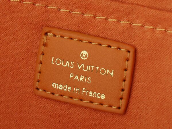 💰升级原版 M12683 本款 Sac Plat 24H 手袋选用明丽 Monogram Heritage 帆布，将原版 Damier 帆布的 Marque L.Vuitton Déposée 标识移植至此。LV 字母压纹加衬包饰呈现犬掌造型，长短手柄实现肩背和手提选择。尺寸:41.0 x 33.0 x 14.0 厘米 (长 x 高 x 宽)