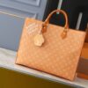 💰升级原版 M12683 本款 Sac Plat 24H 手袋选用明丽 Monogram Heritage 帆布，将原版 Damier 帆布的 Marque L.Vuitton Déposée 标识移植至此。LV 字母压纹加衬包饰呈现犬掌造型，长短手柄实现肩背和手提选择。尺寸:41.0 x 33.0 x 14.0 厘米 (长 x 高 x 宽)