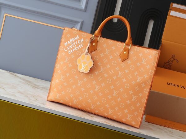 💰升级原版 M12683 本款 Sac Plat 24H 手袋选用明丽 Monogram Heritage 帆布，将原版 Damier 帆布的 Marque L.Vuitton Déposée 标识移植至此。LV 字母压纹加衬包饰呈现犬掌造型，长短手柄实现肩背和手提选择。尺寸:41.0 x 33.0 x 14.0 厘米 (长 x 高 x 宽)