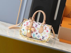 💰升级原版 M13260 M46653 村上隆联名款 黑彩 白彩 本款 OnTheGo East West 手袋选用牛皮革塑就修长构型，以 Monogram 花卉名牌完善优雅格调。铰接式手柄和可拆卸链条皮革肩带实现多种背携方式。尺寸：25x13x10cm