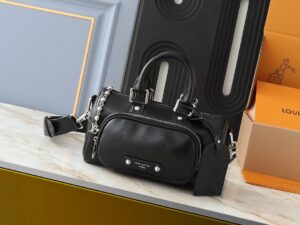 💰升级原版 M13988全皮黑色M12627卡其老花，黑色草绿46271黑花本款Keepall Bandoulière 25手袋为粒面皮革融入绒面细节和做旧效果金属件，以线绳拉链头开启Monogram 帆布外袋，令随身物品实现便捷取放。可拆卸并调节的皮革肩带提供舒适肩背体验。
长高宽：25x15x11cm