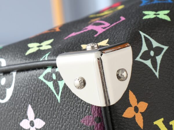 💰升级原版 M13805 M13257 M40391 lv村上隆联名NANOSPEEDY 手袋本款Nano Speedy手袋结合Monogram帆布和牛皮革饰边印花、以33种缤纷色彩演绎白三彩黑三彩推出十二截火爆全球深受明星名人喜爱。30.0 x 21.0 x 17.0 厘米