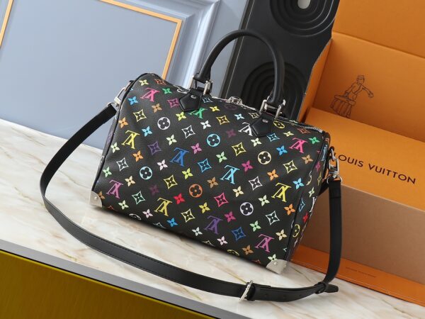 💰升级原版 M13805 M13257 M40391 lv村上隆联名NANOSPEEDY 手袋本款Nano Speedy手袋结合Monogram帆布和牛皮革饰边印花、以33种缤纷色彩演绎白三彩黑三彩推出十二截火爆全球深受明星名人喜爱。30.0 x 21.0 x 17.0 厘米