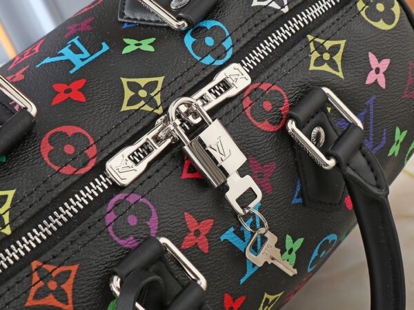 💰升级原版 M13805 M13257  M40390 lv村上隆联名NANOSPEEDY 手袋本款Nano Speedy手袋结合Monogram帆布和牛皮革饰边印花、以33种缤纷色彩演绎白三彩黑三彩推出十二截火爆全球深受明星名人喜爱。25.0 x 19.0 x 15.0 厘米