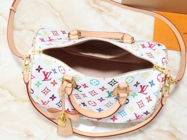 💰升级原版 M13805 M13257 M40391 lv村上隆联名NANOSPEEDY 手袋本款Nano Speedy手袋结合Monogram帆布和牛皮革饰边印花、以33种缤纷色彩演绎白三彩黑三彩推出十二截火爆全球深受明星名人喜爱。30.0 x 21.0 x 17.0 厘米