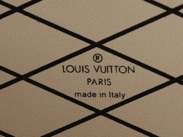 💰升级原版 M40273 M86286 本款 Petite Malle 手袋出自 Nicolas Ghesquière 之手，以华美蛇皮革塑造“小硬箱”构型，延续路易威登的经典传承，昼夜场合皆宜。自然石材曾经建造出宏伟辉煌的凡尔赛宫，当下衍生夜空满月一般的梦幻色彩。20 x 12.5 x 5厘米(长度 x 高 x 宽)