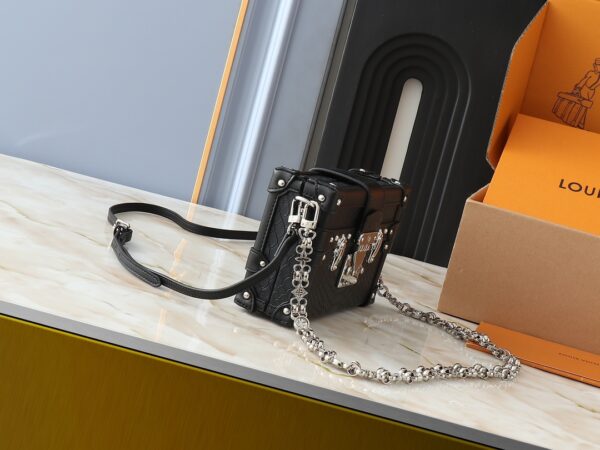 💰升级原版 M40273 M86286 本款 Petite Malle 手袋出自 Nicolas Ghesquière 之手，以华美蛇皮革塑造“小硬箱”构型，延续路易威登的经典传承，昼夜场合皆宜。自然石材曾经建造出宏伟辉煌的凡尔赛宫，当下衍生夜空满月一般的梦幻色彩。20 x 12.5 x 5厘米(长度 x 高 x 宽)