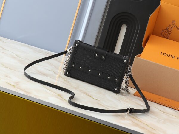 💰升级原版 M40273 M86286 本款 Petite Malle 手袋出自 Nicolas Ghesquière 之手，以华美蛇皮革塑造“小硬箱”构型，延续路易威登的经典传承，昼夜场合皆宜。自然石材曾经建造出宏伟辉煌的凡尔赛宫，当下衍生夜空满月一般的梦幻色彩。20 x 12.5 x 5厘米(长度 x 高 x 宽)