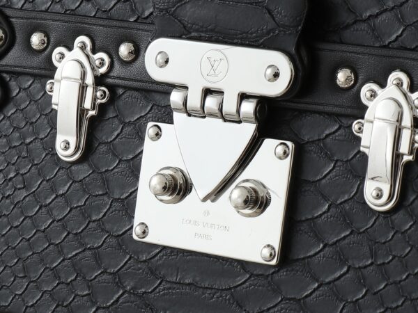 💰升级原版 M40273 M86286 本款 Petite Malle 手袋出自 Nicolas Ghesquière 之手，以华美蛇皮革塑造“小硬箱”构型，延续路易威登的经典传承，昼夜场合皆宜。自然石材曾经建造出宏伟辉煌的凡尔赛宫，当下衍生夜空满月一般的梦幻色彩。20 x 12.5 x 5厘米(长度 x 高 x 宽)