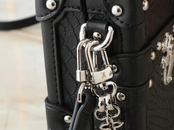 💰升级原版 M40273 M86286 本款 Petite Malle 手袋出自 Nicolas Ghesquière 之手，以华美蛇皮革塑造“小硬箱”构型，延续路易威登的经典传承，昼夜场合皆宜。自然石材曾经建造出宏伟辉煌的凡尔赛宫，当下衍生夜空满月一般的梦幻色彩。20 x 12.5 x 5厘米(长度 x 高 x 宽)