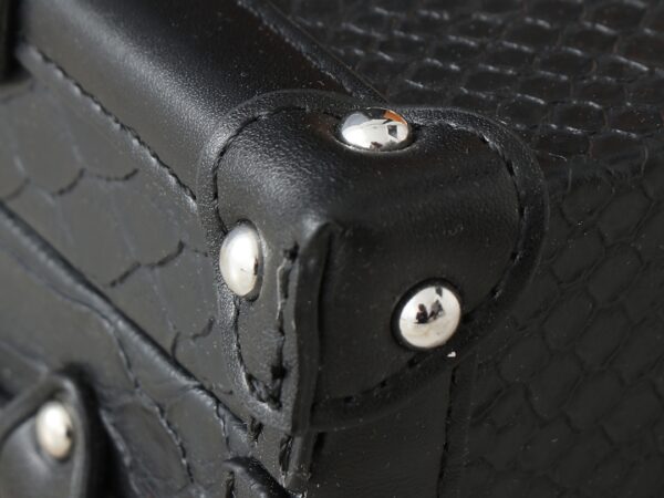 💰升级原版 M40273 M86286 本款 Petite Malle 手袋出自 Nicolas Ghesquière 之手，以华美蛇皮革塑造“小硬箱”构型，延续路易威登的经典传承，昼夜场合皆宜。自然石材曾经建造出宏伟辉煌的凡尔赛宫，当下衍生夜空满月一般的梦幻色彩。20 x 12.5 x 5厘米(长度 x 高 x 宽)