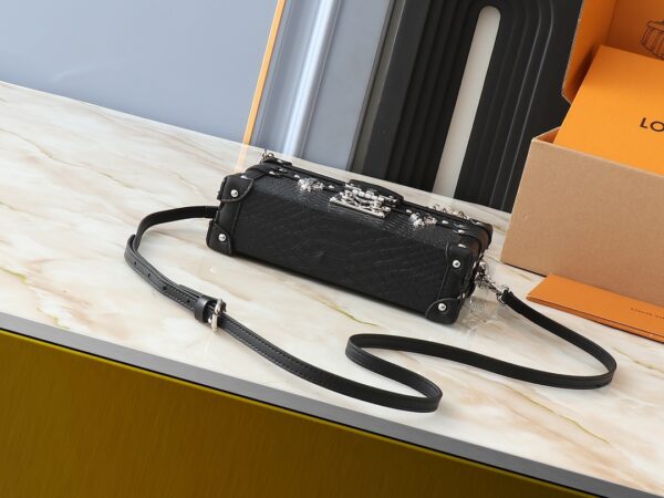 💰升级原版 M40273 M86286 本款 Petite Malle 手袋出自 Nicolas Ghesquière 之手，以华美蛇皮革塑造“小硬箱”构型，延续路易威登的经典传承，昼夜场合皆宜。自然石材曾经建造出宏伟辉煌的凡尔赛宫，当下衍生夜空满月一般的梦幻色彩。20 x 12.5 x 5厘米(长度 x 高 x 宽)