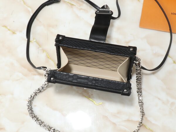 💰升级原版 M40273 M86286 本款 Petite Malle 手袋出自 Nicolas Ghesquière 之手，以华美蛇皮革塑造“小硬箱”构型，延续路易威登的经典传承，昼夜场合皆宜。自然石材曾经建造出宏伟辉煌的凡尔赛宫，当下衍生夜空满月一般的梦幻色彩。20 x 12.5 x 5厘米(长度 x 高 x 宽)