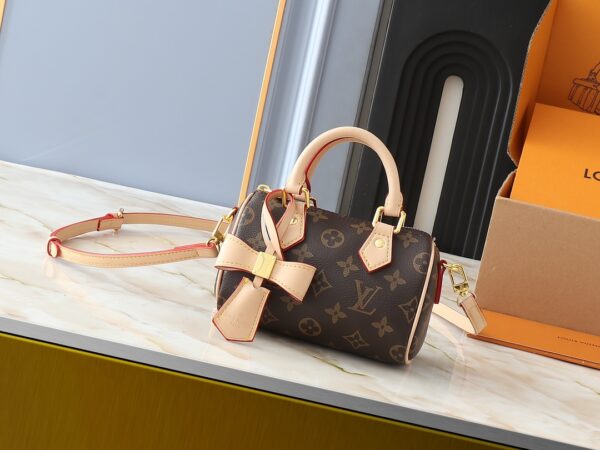 💰升级原版 M13391 M13406 M81085 lv村上隆联名NANOSPEEDY 手袋本款Nano Speedy手袋结合Monogram帆布和牛皮革饰边印花、以33种缤纷色彩演绎白三彩黑三彩推出十二截火爆全球深受明星名人喜爱。16x10x7.5厘米