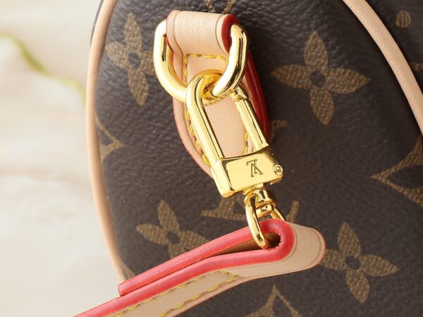 💰升级原版 M13391 M13406 M81085 lv村上隆联名NANOSPEEDY 手袋本款Nano Speedy手袋结合Monogram帆布和牛皮革饰边印花、以33种缤纷色彩演绎白三彩黑三彩推出十二截火爆全球深受明星名人喜爱。16x10x7.5厘米