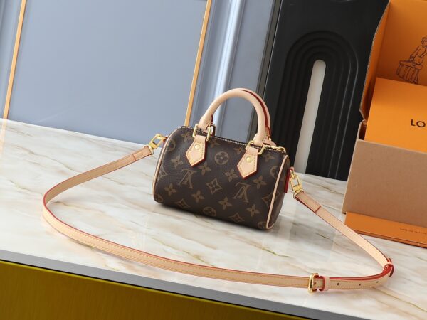 💰升级原版 M13391 M13406 M81085 lv村上隆联名NANOSPEEDY 手袋本款Nano Speedy手袋结合Monogram帆布和牛皮革饰边印花、以33种缤纷色彩演绎白三彩黑三彩推出十二截火爆全球深受明星名人喜爱。16x10x7.5厘米