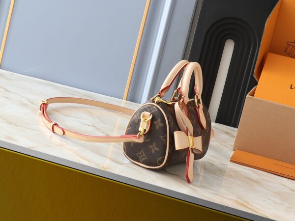 💰升级原版 M13391 M13406 M81085 lv村上隆联名NANOSPEEDY 手袋本款Nano Speedy手袋结合Monogram帆布和牛皮革饰边印花、以33种缤纷色彩演绎白三彩黑三彩推出十二截火爆全球深受明星名人喜爱。16x10x7.5厘米