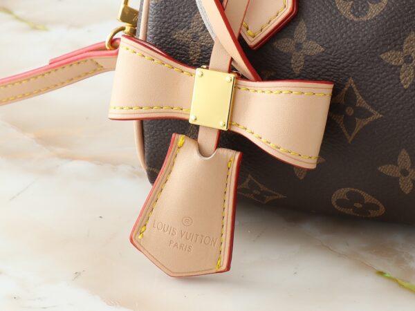 💰升级原版 M13391 M13406 M81085 lv村上隆联名NANOSPEEDY 手袋本款Nano Speedy手袋结合Monogram帆布和牛皮革饰边印花、以33种缤纷色彩演绎白三彩黑三彩推出十二截火爆全球深受明星名人喜爱。16x10x7.5厘米