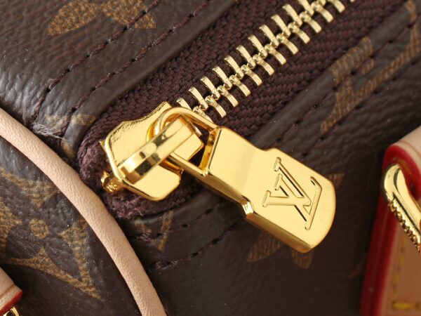 💰升级原版 M13391 M13406 M81085 lv村上隆联名NANOSPEEDY 手袋本款Nano Speedy手袋结合Monogram帆布和牛皮革饰边印花、以33种缤纷色彩演绎白三彩黑三彩推出十二截火爆全球深受明星名人喜爱。16x10x7.5厘米