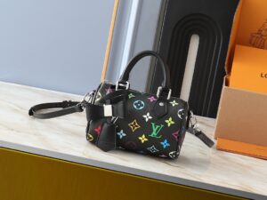 💰升级原版 M13391 M13406 M81085 lv村上隆联名NANOSPEEDY 手袋本款Nano Speedy手袋结合Monogram帆布和牛皮革饰边印花、以33种缤纷色彩演绎白三彩黑三彩推出十二截火爆全球深受明星名人喜爱。16x10x7.5厘米