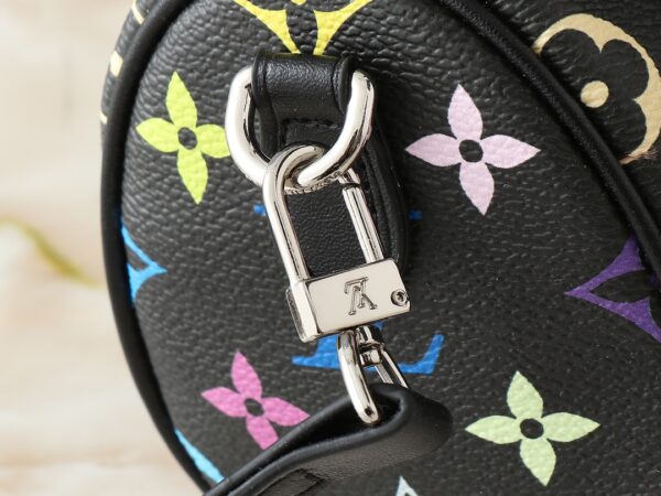 💰升级原版 M13391 M13406 M81085 lv村上隆联名NANOSPEEDY 手袋本款Nano Speedy手袋结合Monogram帆布和牛皮革饰边印花、以33种缤纷色彩演绎白三彩黑三彩推出十二截火爆全球深受明星名人喜爱。16x10x7.5厘米