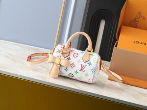 💰升级原版 M13391 M13406 M81085 lv村上隆联名NANOSPEEDY 手袋本款Nano Speedy手袋结合Monogram帆布和牛皮革饰边印花、以33种缤纷色彩演绎白三彩黑三彩推出十二截火爆全球深受明星名人喜爱。16x10x7.5厘米