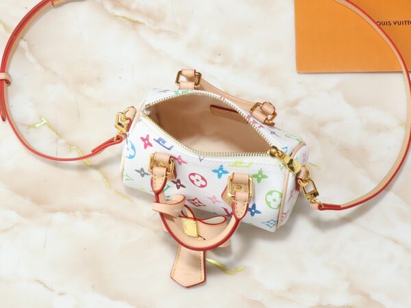 💰升级原版 M13391 M13406 M81085 lv村上隆联名NANOSPEEDY 手袋本款Nano Speedy手袋结合Monogram帆布和牛皮革饰边印花、以33种缤纷色彩演绎白三彩黑三彩推出十二截火爆全球深受明星名人喜爱。16x10x7.5厘米