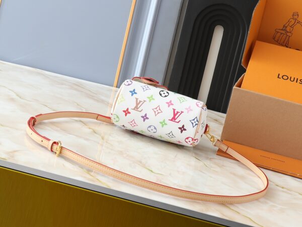 💰升级原版 M13391 M13406 M81085 lv村上隆联名NANOSPEEDY 手袋本款Nano Speedy手袋结合Monogram帆布和牛皮革饰边印花、以33种缤纷色彩演绎白三彩黑三彩推出十二截火爆全球深受明星名人喜爱。16x10x7.5厘米