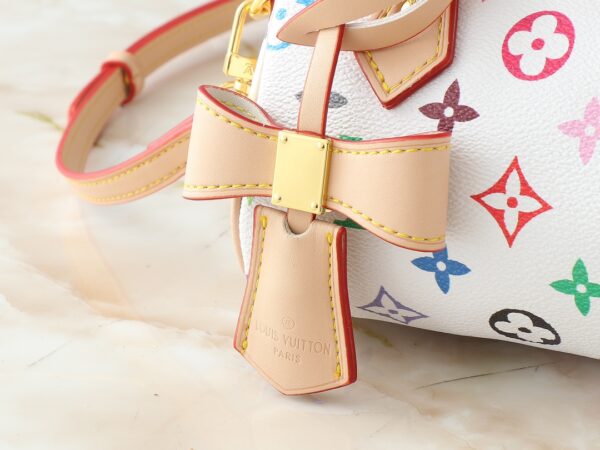 💰升级原版 M13391 M13406 M81085 lv村上隆联名NANOSPEEDY 手袋本款Nano Speedy手袋结合Monogram帆布和牛皮革饰边印花、以33种缤纷色彩演绎白三彩黑三彩推出十二截火爆全球深受明星名人喜爱。16x10x7.5厘米