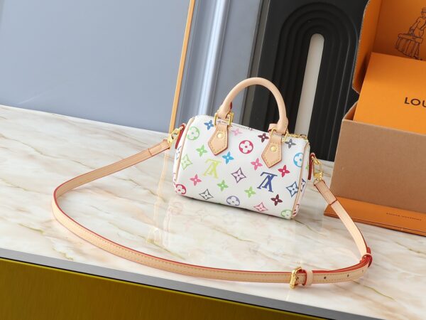 💰升级原版 M13391 M13406 M81085 lv村上隆联名NANOSPEEDY 手袋本款Nano Speedy手袋结合Monogram帆布和牛皮革饰边印花、以33种缤纷色彩演绎白三彩黑三彩推出十二截火爆全球深受明星名人喜爱。16x10x7.5厘米