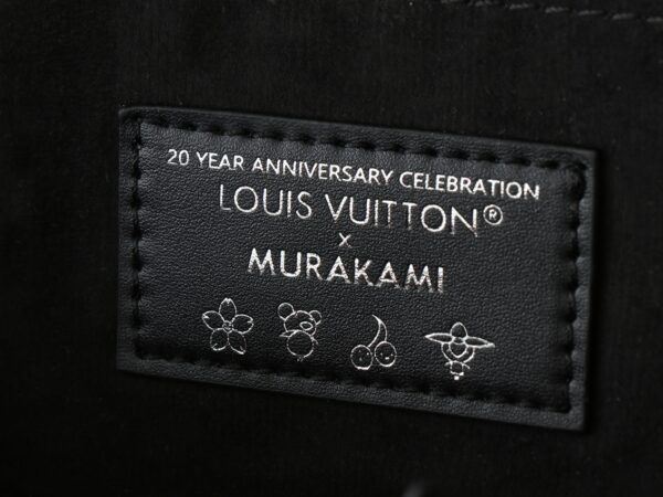 💰升级原版 M13084 本款 Handbag East West 手袋出自路易威登 x 村上隆再版系列，以艺术家笔下标志性的彩虹色调描摹全幅 Monogram 图案。横向构型线条流畅，顶部手柄、饰钉侧带、可拆卸并调节的肩带和 LV x TM 钥匙包融入牛皮革细节，考究包角致意品牌传统行李箱设计。尺寸：27.0 x 14.0 x 10.0 厘米 (长 x 高 x 宽)