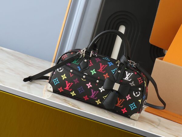 💰升级原版 M13084 本款 Handbag East West 手袋出自路易威登 x 村上隆再版系列，以艺术家笔下标志性的彩虹色调描摹全幅 Monogram 图案。横向构型线条流畅，顶部手柄、饰钉侧带、可拆卸并调节的肩带和 LV x TM 钥匙包融入牛皮革细节，考究包角致意品牌传统行李箱设计。尺寸：27.0 x 14.0 x 10.0 厘米 (长 x 高 x 宽)