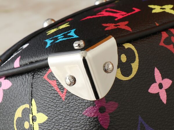 💰升级原版 M13084 本款 Handbag East West 手袋出自路易威登 x 村上隆再版系列，以艺术家笔下标志性的彩虹色调描摹全幅 Monogram 图案。横向构型线条流畅，顶部手柄、饰钉侧带、可拆卸并调节的肩带和 LV x TM 钥匙包融入牛皮革细节，考究包角致意品牌传统行李箱设计。尺寸：27.0 x 14.0 x 10.0 厘米 (长 x 高 x 宽)