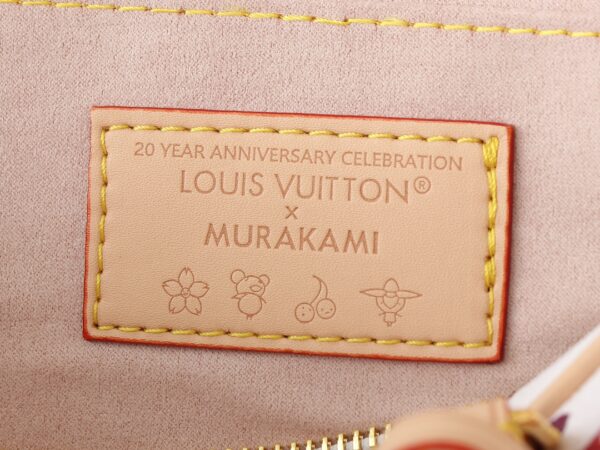 💰升级原版 M13084 本款 Handbag East West 手袋出自路易威登 x 村上隆再版系列，以艺术家笔下标志性的彩虹色调描摹全幅 Monogram 图案。横向构型线条流畅，顶部手柄、饰钉侧带、可拆卸并调节的肩带和 LV x TM 钥匙包融入牛皮革细节，考究包角致意品牌传统行李箱设计。尺寸：27.0 x 14.0 x 10.0 厘米 (长 x 高 x 宽)