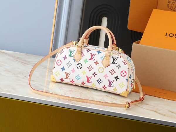 💰升级原版 M13084 本款 Handbag East West 手袋出自路易威登 x 村上隆再版系列，以艺术家笔下标志性的彩虹色调描摹全幅 Monogram 图案。横向构型线条流畅，顶部手柄、饰钉侧带、可拆卸并调节的肩带和 LV x TM 钥匙包融入牛皮革细节，考究包角致意品牌传统行李箱设计。尺寸：27.0 x 14.0 x 10.0 厘米 (长 x 高 x 宽)
