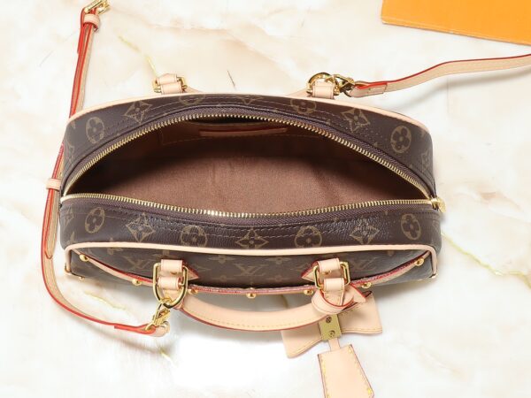 💰升级原版 M13084 本款 Handbag East West 手袋出自路易威登 x 村上隆再版系列，以艺术家笔下标志性的彩虹色调描摹全幅 Monogram 图案。横向构型线条流畅，顶部手柄、饰钉侧带、可拆卸并调节的肩带和 LV x TM 钥匙包融入牛皮革细节，考究包角致意品牌传统行李箱设计。尺寸：27.0 x 14.0 x 10.0 厘米 (长 x 高 x 宽)