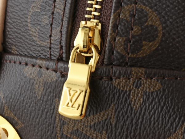 💰升级原版 M13084 本款 Handbag East West 手袋出自路易威登 x 村上隆再版系列，以艺术家笔下标志性的彩虹色调描摹全幅 Monogram 图案。横向构型线条流畅，顶部手柄、饰钉侧带、可拆卸并调节的肩带和 LV x TM 钥匙包融入牛皮革细节，考究包角致意品牌传统行李箱设计。尺寸：27.0 x 14.0 x 10.0 厘米 (长 x 高 x 宽)