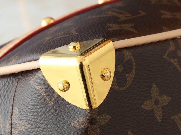 💰升级原版 M13084 本款 Handbag East West 手袋出自路易威登 x 村上隆再版系列，以艺术家笔下标志性的彩虹色调描摹全幅 Monogram 图案。横向构型线条流畅，顶部手柄、饰钉侧带、可拆卸并调节的肩带和 LV x TM 钥匙包融入牛皮革细节，考究包角致意品牌传统行李箱设计。尺寸：27.0 x 14.0 x 10.0 厘米 (长 x 高 x 宽)