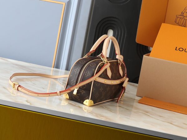 💰升级原版 M13084 本款 Handbag East West 手袋出自路易威登 x 村上隆再版系列，以艺术家笔下标志性的彩虹色调描摹全幅 Monogram 图案。横向构型线条流畅，顶部手柄、饰钉侧带、可拆卸并调节的肩带和 LV x TM 钥匙包融入牛皮革细节，考究包角致意品牌传统行李箱设计。尺寸：27.0 x 14.0 x 10.0 厘米 (长 x 高 x 宽)