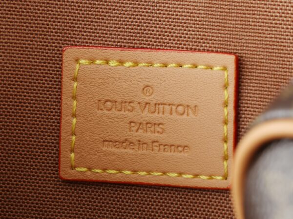 💰升级原版 M14016 M14014 M14013 M14058 M14253 Nil 手袋时尚小巧，属于 Monogram Archive 系列，以 Monogram 涂层帆布制作包身，并饰以牛皮革镶边。手袋融合复古细节与现代雅致格调，包角经过加固，并搭配 Pharrell Williams 新近推出的珍珠拉链。可拆卸手柄与背带灵活便携。25.0 x 17.5 x 11.0 厘米 (长 x 高