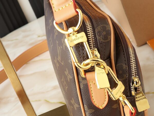 💰升级原版 M14016 M14014 M14013 M14058 M14253 Nil 手袋时尚小巧，属于 Monogram Archive 系列，以 Monogram 涂层帆布制作包身，并饰以牛皮革镶边。手袋融合复古细节与现代雅致格调，包角经过加固，并搭配 Pharrell Williams 新近推出的珍珠拉链。可拆卸手柄与背带灵活便携。25.0 x 17.5 x 11.0 厘米 (长 x 高