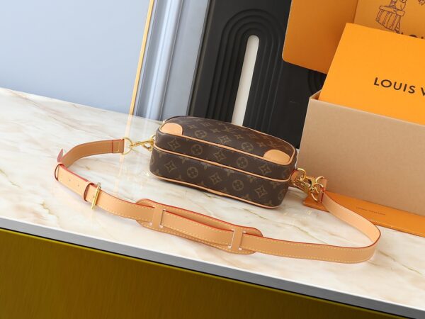 💰升级原版 M14016 M14014 M14013 M14058 M14253 Nil 手袋时尚小巧，属于 Monogram Archive 系列，以 Monogram 涂层帆布制作包身，并饰以牛皮革镶边。手袋融合复古细节与现代雅致格调，包角经过加固，并搭配 Pharrell Williams 新近推出的珍珠拉链。可拆卸手柄与背带灵活便携。25.0 x 17.5 x 11.0 厘米 (长 x 高