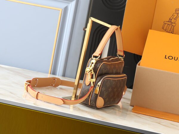 💰升级原版 M14016 M14014 M14013 M14058 M14253 Nil 手袋时尚小巧，属于 Monogram Archive 系列，以 Monogram 涂层帆布制作包身，并饰以牛皮革镶边。手袋融合复古细节与现代雅致格调，包角经过加固，并搭配 Pharrell Williams 新近推出的珍珠拉链。可拆卸手柄与背带灵活便携。25.0 x 17.5 x 11.0 厘米 (长 x 高