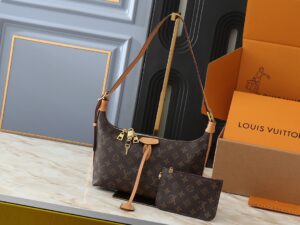 💰升级原版 M46610 M46609 M46674 本款Sac Sport 手袋采用柔软 Monogram Empreinte 压纹皮革塑造弧形轮廓，以复古构型和精巧细节致意品牌典藏设计。充裕空间令日常所需轻松随行，可调节手柄实现多种背携方式。尺寸:27.0 x 22.0 x 10.5 厘米 (长 x 高 x 宽)