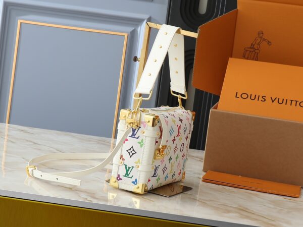 💰升级原版 M14046 M46358 本款 Side Trunk 中号手袋以谐趣 Monogram 图案道出路易威登 x 村上隆再版系列的灵动格调，为柔软牛皮革融入加固金属包角和标志性 S-lock 锁扣，可轻松容纳日常所需。方正构型致意品牌经典行李箱，可拆卸饰钉手柄和肩带实现灵活背携。尺寸:23.5 x 16.0 x 8.5 厘米 (长 x 高 x 宽)