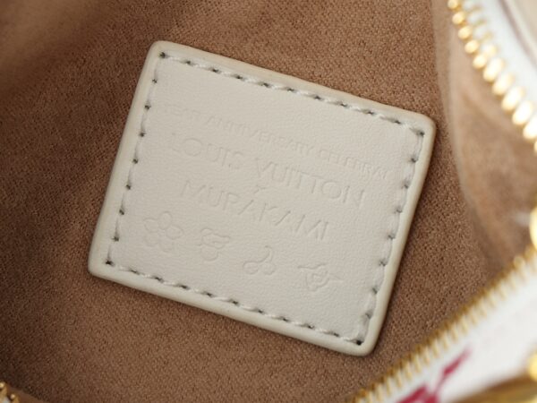 💰升级原版 M14046 M46358 本款 Side Trunk 中号手袋以谐趣 Monogram 图案道出路易威登 x 村上隆再版系列的灵动格调，为柔软牛皮革融入加固金属包角和标志性 S-lock 锁扣，可轻松容纳日常所需。方正构型致意品牌经典行李箱，可拆卸饰钉手柄和肩带实现灵活背携。尺寸:23.5 x 16.0 x 8.5 厘米 (长 x 高 x 宽)