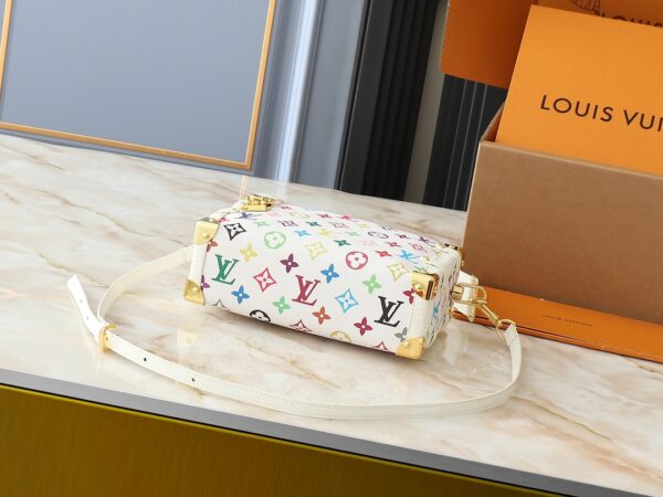 💰升级原版 M14046 M46358 本款 Side Trunk 中号手袋以谐趣 Monogram 图案道出路易威登 x 村上隆再版系列的灵动格调，为柔软牛皮革融入加固金属包角和标志性 S-lock 锁扣，可轻松容纳日常所需。方正构型致意品牌经典行李箱，可拆卸饰钉手柄和肩带实现灵活背携。尺寸:23.5 x 16.0 x 8.5 厘米 (长 x 高 x 宽)