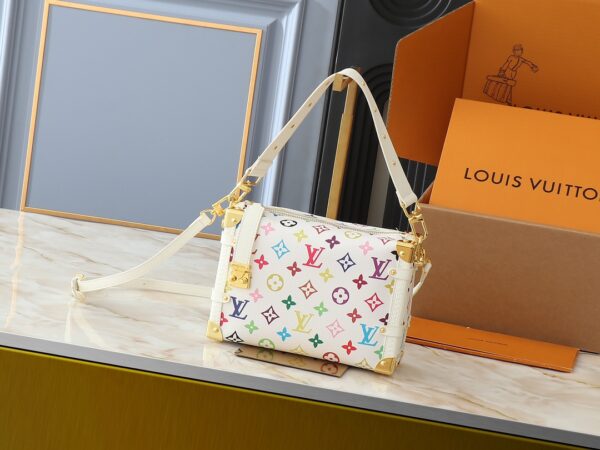 💰升级原版 M14046 M46358 本款 Side Trunk 中号手袋以谐趣 Monogram 图案道出路易威登 x 村上隆再版系列的灵动格调，为柔软牛皮革融入加固金属包角和标志性 S-lock 锁扣，可轻松容纳日常所需。方正构型致意品牌经典行李箱，可拆卸饰钉手柄和肩带实现灵活背携。尺寸:23.5 x 16.0 x 8.5 厘米 (长 x 高 x 宽)